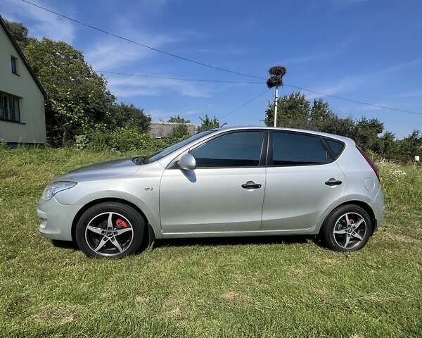 Серый Хендай i30, объемом двигателя 1.6 л и пробегом 315 тыс. км за 5900 $, фото 1 на Automoto.ua