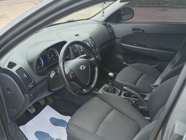 Серый Хендай i30, объемом двигателя 1.4 л и пробегом 255 тыс. км за 5900 $, фото 3 на Automoto.ua