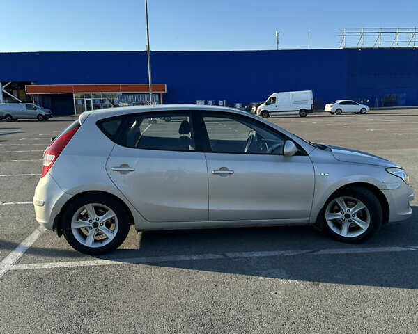 Серый Хендай i30, объемом двигателя 1.58 л и пробегом 190 тыс. км за 6400 $, фото 6 на Automoto.ua