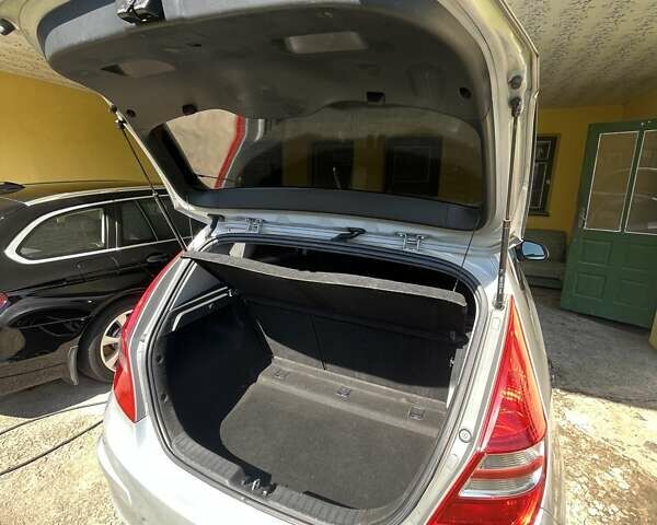 Серый Хендай i30, объемом двигателя 1.6 л и пробегом 315 тыс. км за 5900 $, фото 7 на Automoto.ua