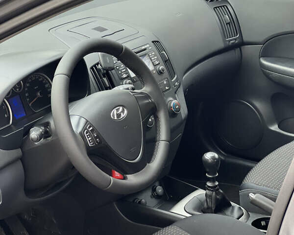 Серый Хендай i30, объемом двигателя 1.4 л и пробегом 154 тыс. км за 6300 $, фото 13 на Automoto.ua