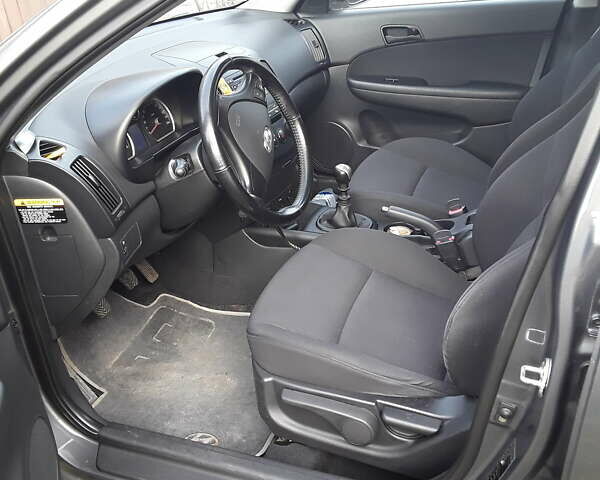 Сірий Хендай i30, об'ємом двигуна 1.6 л та пробігом 108 тис. км за 8600 $, фото 13 на Automoto.ua