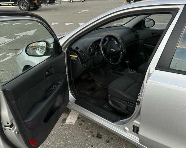Сірий Хендай i30, об'ємом двигуна 1.58 л та пробігом 196 тис. км за 7000 $, фото 4 на Automoto.ua