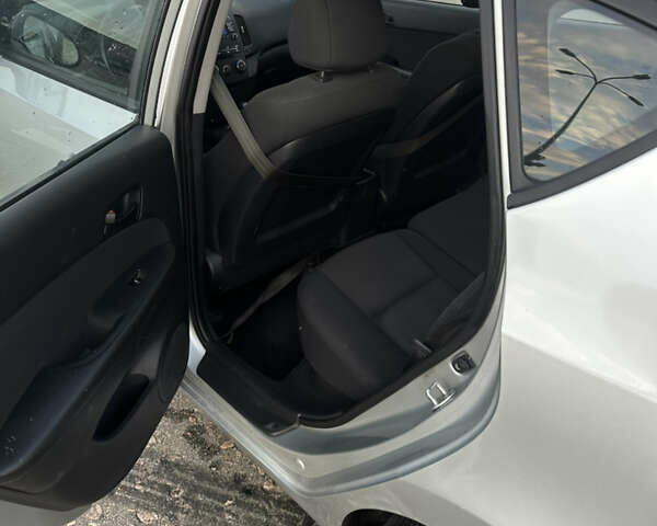 Сірий Хендай i30, об'ємом двигуна 1.58 л та пробігом 196 тис. км за 7000 $, фото 5 на Automoto.ua