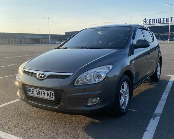 Серый Хендай i30, объемом двигателя 1.6 л и пробегом 212 тыс. км за 5800 $, фото 1 на Automoto.ua