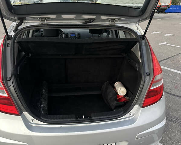 Сірий Хендай i30, об'ємом двигуна 1.58 л та пробігом 196 тис. км за 7000 $, фото 2 на Automoto.ua