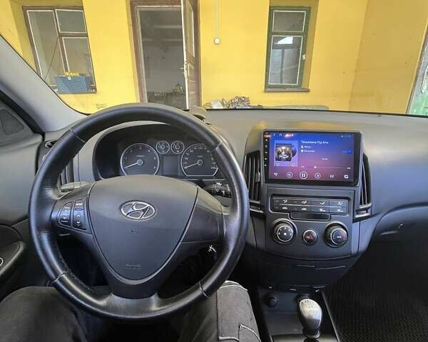 Серый Хендай i30, объемом двигателя 1.6 л и пробегом 315 тыс. км за 5900 $, фото 5 на Automoto.ua