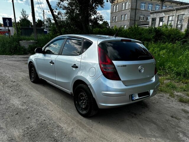 Сірий Хендай i30, об'ємом двигуна 1.6 л та пробігом 300 тис. км за 4400 $, фото 4 на Automoto.ua