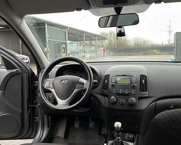 Серый Хендай i30, объемом двигателя 1.6 л и пробегом 247 тыс. км за 5500 $, фото 6 на Automoto.ua
