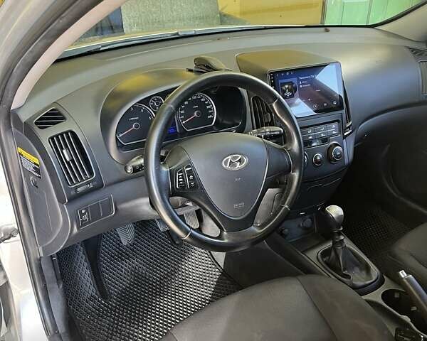 Серый Хендай i30, объемом двигателя 1.6 л и пробегом 315 тыс. км за 5900 $, фото 4 на Automoto.ua