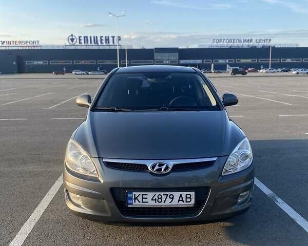 Серый Хендай i30, объемом двигателя 1.6 л и пробегом 212 тыс. км за 5800 $, фото 7 на Automoto.ua