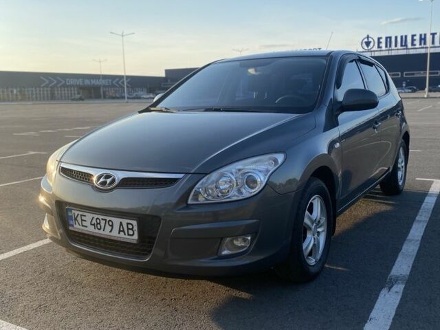 Серый Хендай i30, объемом двигателя 1.6 л и пробегом 212 тыс. км за 5800 $, фото 2 на Automoto.ua