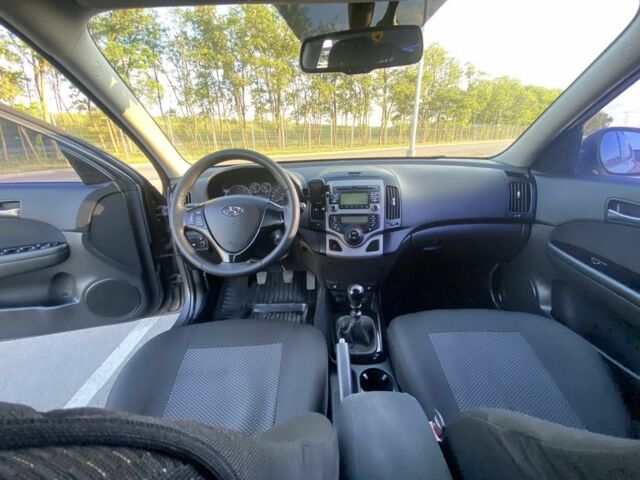 Серый Хендай i30, объемом двигателя 1.6 л и пробегом 212 тыс. км за 5800 $, фото 6 на Automoto.ua