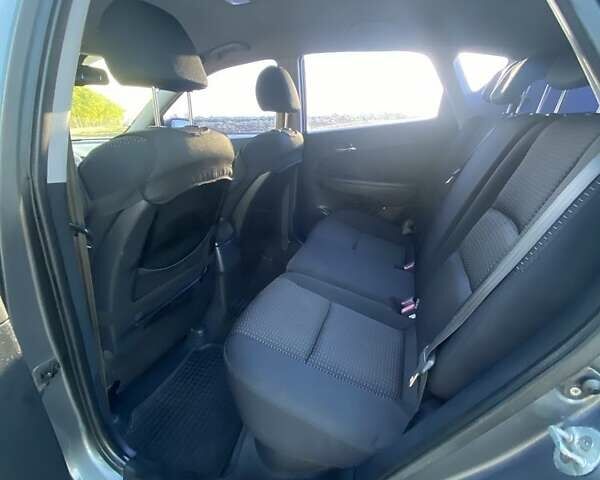 Серый Хендай i30, объемом двигателя 1.6 л и пробегом 212 тыс. км за 5800 $, фото 6 на Automoto.ua