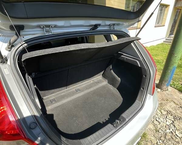 Серый Хендай i30, объемом двигателя 1.6 л и пробегом 315 тыс. км за 5900 $, фото 6 на Automoto.ua