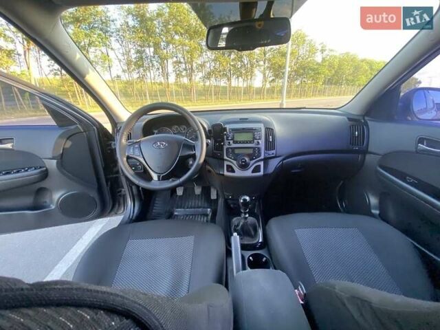 Серый Хендай i30, объемом двигателя 1.6 л и пробегом 212 тыс. км за 5800 $, фото 5 на Automoto.ua