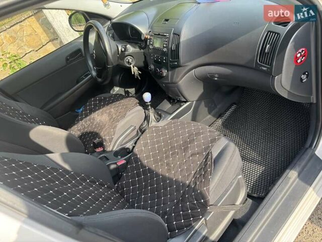 Сірий Хендай i30, об'ємом двигуна 1.4 л та пробігом 210 тис. км за 5500 $, фото 11 на Automoto.ua