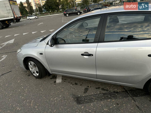 Сірий Хендай i30, об'ємом двигуна 1.58 л та пробігом 196 тис. км за 7000 $, фото 6 на Automoto.ua