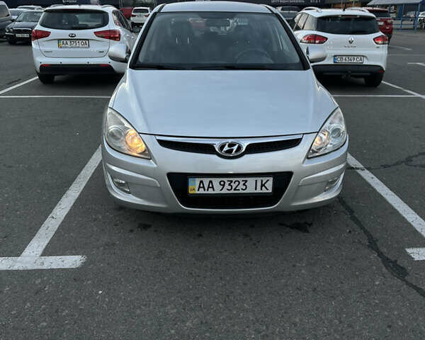 Сірий Хендай i30, об'ємом двигуна 1.58 л та пробігом 196 тис. км за 7000 $, фото 1 на Automoto.ua