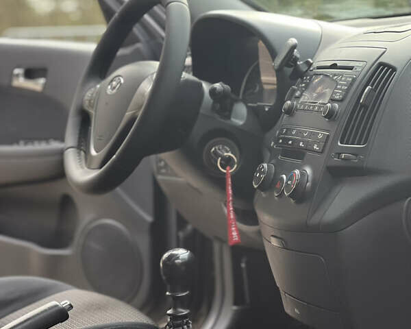 Серый Хендай i30, объемом двигателя 1.4 л и пробегом 154 тыс. км за 6300 $, фото 18 на Automoto.ua