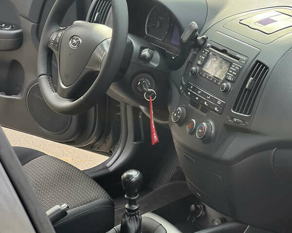 Серый Хендай i30, объемом двигателя 1.4 л и пробегом 154 тыс. км за 6300 $, фото 17 на Automoto.ua