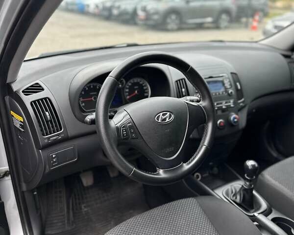 Серый Хендай i30, объемом двигателя 1.4 л и пробегом 201 тыс. км за 6800 $, фото 27 на Automoto.ua