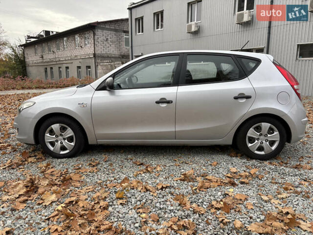 Серый Хендай i30, объемом двигателя 1.4 л и пробегом 218 тыс. км за 5950 $, фото 3 на Automoto.ua