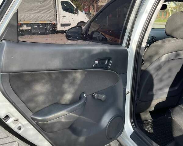 Серый Хендай i30, объемом двигателя 1.4 л и пробегом 254 тыс. км за 4999 $, фото 12 на Automoto.ua