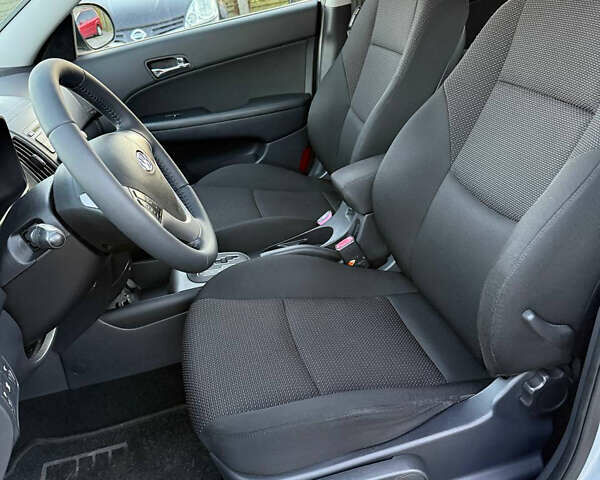 Серый Хендай i30, объемом двигателя 1.6 л и пробегом 235 тыс. км за 7999 $, фото 11 на Automoto.ua