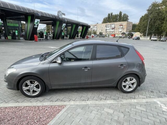Серый Хендай i30, объемом двигателя 1.6 л и пробегом 280 тыс. км за 4500 $, фото 2 на Automoto.ua