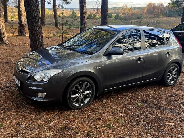 Серый Хендай i30, объемом двигателя 1.4 л и пробегом 242 тыс. км за 4700 $, фото 1 на Automoto.ua