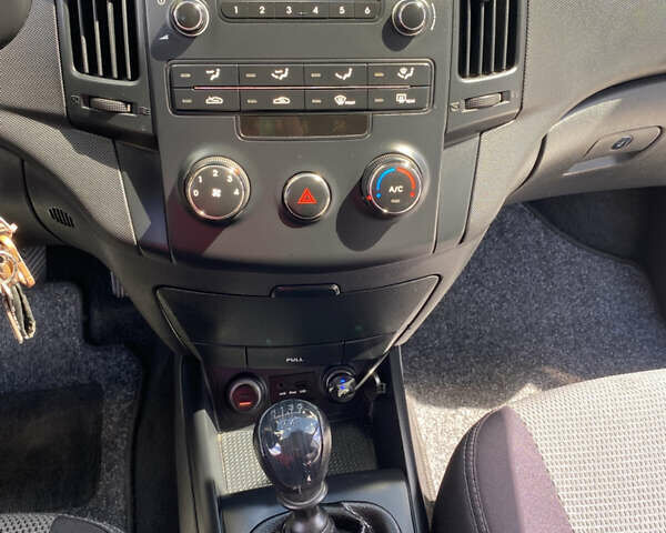 Сірий Хендай i30, об'ємом двигуна 1.4 л та пробігом 195 тис. км за 6700 $, фото 16 на Automoto.ua