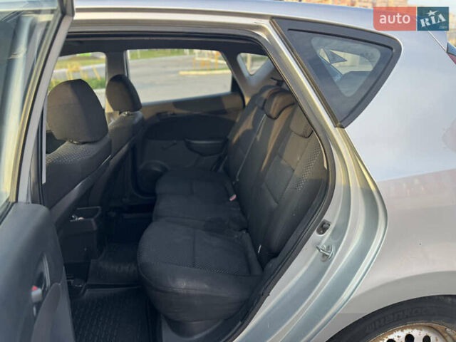 Сірий Хендай i30, об'ємом двигуна 1.6 л та пробігом 268 тис. км за 6000 $, фото 9 на Automoto.ua