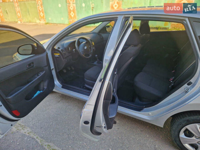 Серый Хендай i30, объемом двигателя 1.4 л и пробегом 200 тыс. км за 6700 $, фото 11 на Automoto.ua