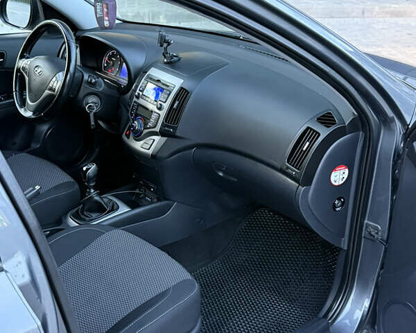 Хендай i30 2009 в Тернополе на Automoto.ua Серый Хендай i30, объемом двигателя 1.59 л и пробегом 240 тыс. км за 7000 $, фото 13 на Automoto.ua
