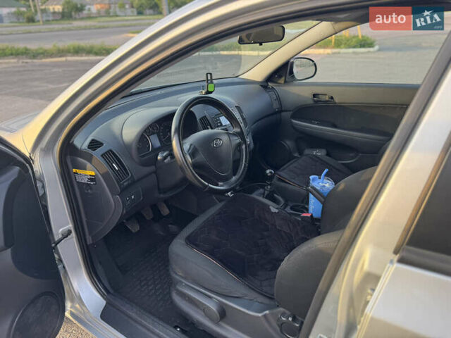 Сірий Хендай i30, об'ємом двигуна 1.6 л та пробігом 268 тис. км за 6000 $, фото 7 на Automoto.ua