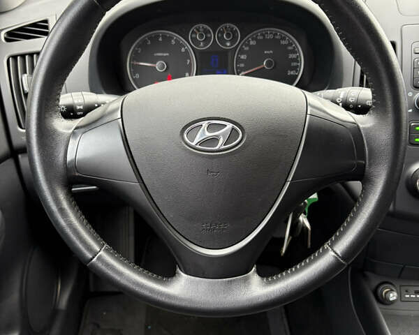 Серый Хендай i30, объемом двигателя 1.4 л и пробегом 218 тыс. км за 5950 $, фото 11 на Automoto.ua