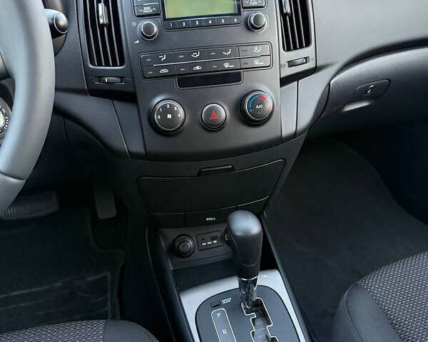 Серый Хендай i30, объемом двигателя 1.6 л и пробегом 235 тыс. км за 7999 $, фото 10 на Automoto.ua