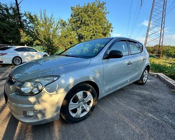 Сірий Хендай i30, об'ємом двигуна 1.4 л та пробігом 222 тис. км за 5850 $, фото 7 на Automoto.ua