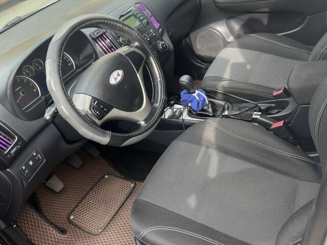 Сірий Хендай i30, об'ємом двигуна 1.4 л та пробігом 250 тис. км за 5500 $, фото 2 на Automoto.ua