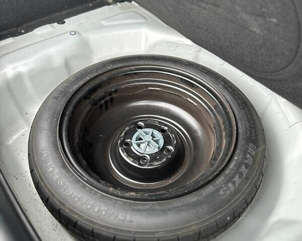 Серый Хендай i30, объемом двигателя 1.4 л и пробегом 201 тыс. км за 6800 $, фото 12 на Automoto.ua