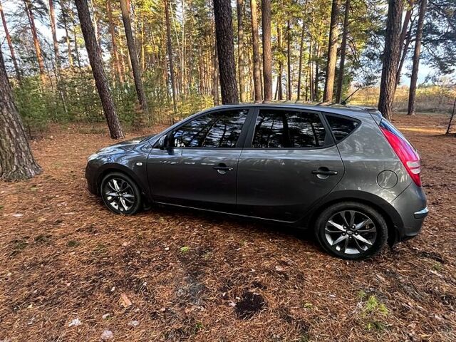 Серый Хендай i30, объемом двигателя 1.4 л и пробегом 242 тыс. км за 4700 $, фото 3 на Automoto.ua