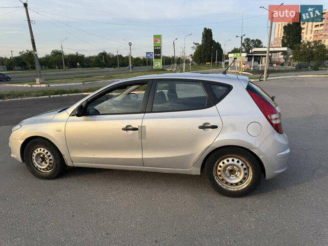 Сірий Хендай i30, об'ємом двигуна 1.6 л та пробігом 268 тис. км за 6000 $, фото 3 на Automoto.ua