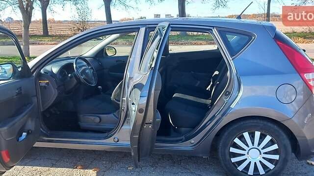 Сірий Хендай i30, об'ємом двигуна 1.6 л та пробігом 234 тис. км за 5600 $, фото 7 на Automoto.ua