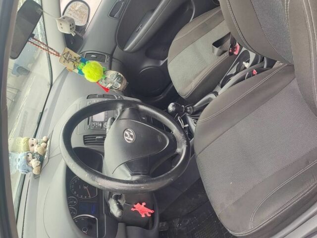 Серый Хендай i30, объемом двигателя 1.4 л и пробегом 200 тыс. км за 5300 $, фото 4 на Automoto.ua