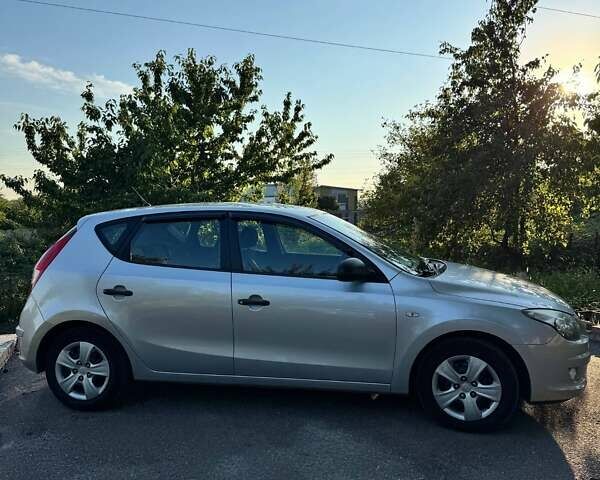 Сірий Хендай i30, об'ємом двигуна 1.4 л та пробігом 222 тис. км за 5850 $, фото 3 на Automoto.ua