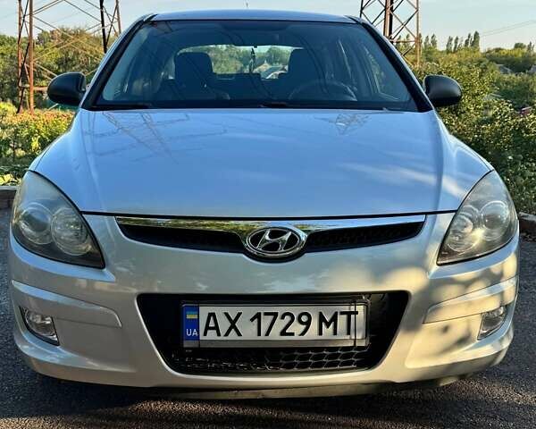 Сірий Хендай i30, об'ємом двигуна 1.4 л та пробігом 222 тис. км за 5850 $, фото 4 на Automoto.ua