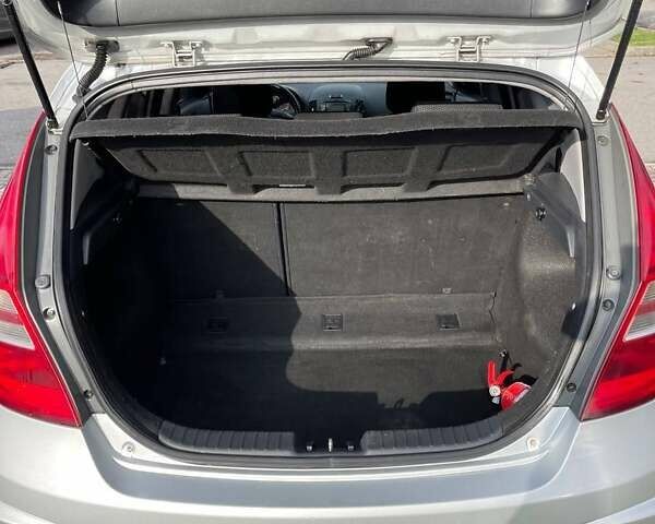 Серый Хендай i30, объемом двигателя 1.4 л и пробегом 254 тыс. км за 4999 $, фото 10 на Automoto.ua