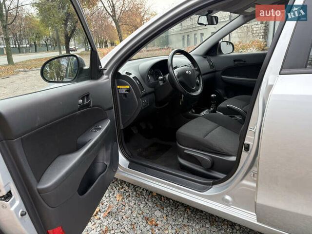 Серый Хендай i30, объемом двигателя 1.4 л и пробегом 218 тыс. км за 5950 $, фото 4 на Automoto.ua