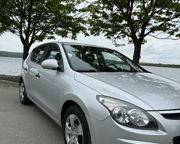 Серый Хендай i30, объемом двигателя 1.59 л и пробегом 173 тыс. км за 5950 $, фото 2 на Automoto.ua
